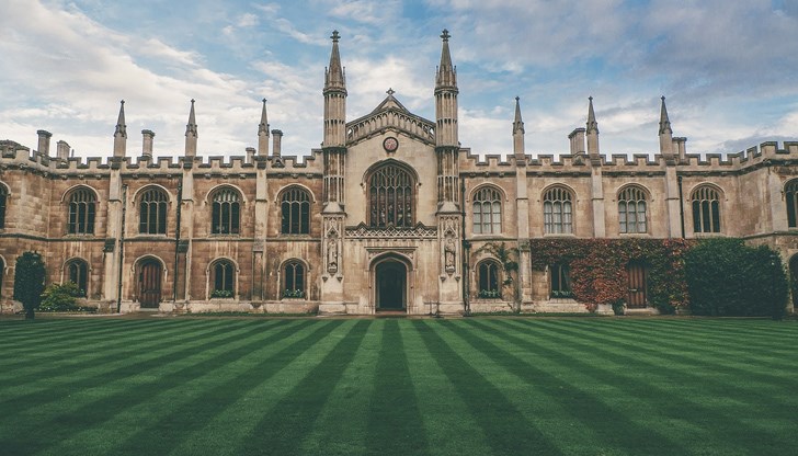 Причината за обсъждането на мерките е изпълнението на заявката на премиера Борис Джонсън да осигури безопасното прибиране на учениците вкъщи за Коледа, без да доведе до разпространение на коронавируса през рисковия зимен период