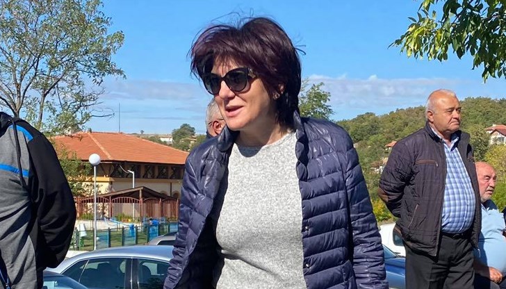 Вие нямате моралното право да отправяте каквито и да било критики и нападки срещу Президента на Р България Вие нямате моралното право да отправяте каквито и да било критики и нападки срещу Президента на Р България