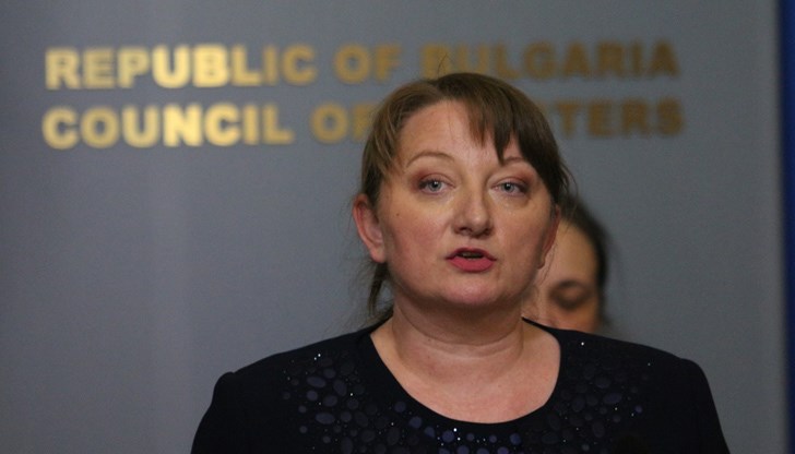 Това ще спомогне за увеличение на потреблението на най-ниско доходните групи и на тяхната мотивация и заинтересованост от запазване на работните места и намаляване на нелоялната конкуренция, посочва в мотивите си социалният министър Деница Сачева Това ще спомогне за увеличение на потреблението на най-ниско доходните групи и на тяхната мотивация и заинтересованост от запазване на работните места и намаляване на нелоялната конкуренция, посочва в мотивите си социалният министър Деница Сачева