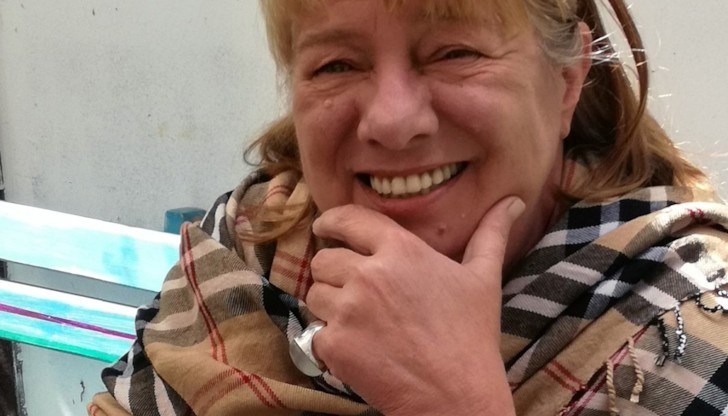 Здравеопазване няма. Образованието - сринато. Медиите - още по-големи слуги и измамници. Дебнат ни отвсякъде, всякакви типове с камери, телефони и микрофони... Здравеопазване няма. Образованието - сринато. Медиите - още по-големи слуги и измамници. Дебнат ни отвсякъде, всякакви типове с камери, телефони и микрофони...