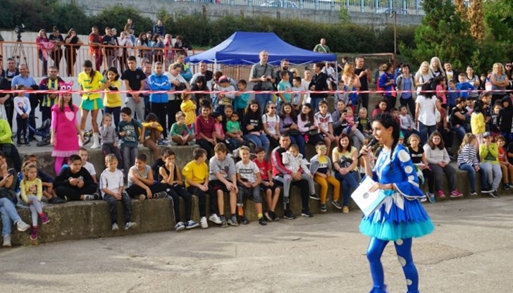 Посетителите имаха възможност да се включат в забавни семейни игри, да рисуват върху асфалт, а в програмата бяха включени боди арт, музика и танци