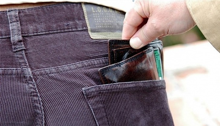 Това се дължи на факта, че хората избягват да се струпват на едно място Това се дължи на факта, че хората избягват да се струпват на едно място