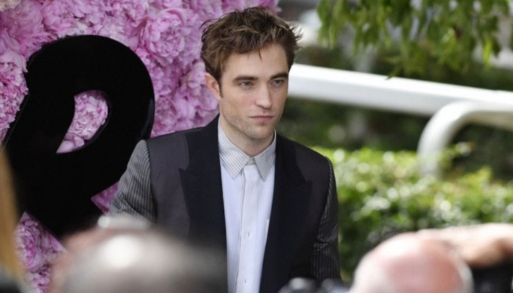 Робърт Патисън пристигна на снимачната площадка с лице, изглеждащо изпито и бледо – напомнящо по-скоро на вампирския му вид в „Здрач“ Робърт Патисън пристигна на снимачната площадка с лице, изглеждащо изпито и бледо – напомнящо по-скоро на вампирския му вид в „Здрач“