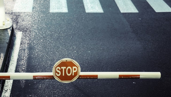 Изискванията се прилагат по отношение на пристигащите с моторни превозни средства, самолет или плавателен съд Изискванията се прилагат по отношение на пристигащите с моторни превозни средства, самолет или плавателен съд