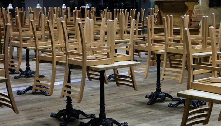 „Има заведения, чиито вътрешни салони не са отваряли още от март месец“, поясни Иванчев