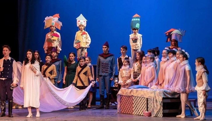 Класическата приказка оживява в нова сценична дреха – стилни костюми, модерна сценография, мащабни кукли и, разбира се, искрящият талант и ентусиазъм на младите артисти на Русенска детска опера