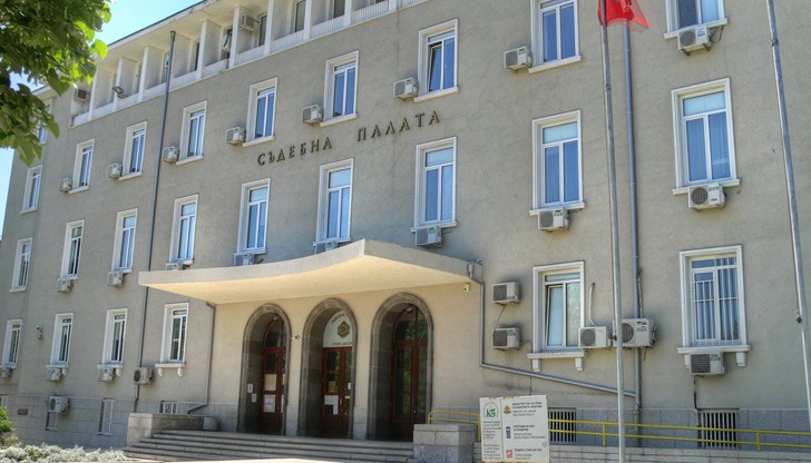 Останалата самотна след развод жена е посегнала към касата общо 12 пъти, като си „вземала за лични нужди“ различни суми