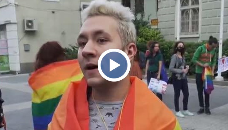 Противници на демонстрацията се опитаха да обградят организаторите, стигна се до размяна на словесни нападки, но без ексцесии