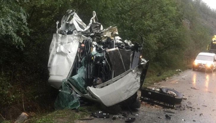 По първоначална информация са се ударили товарен автомобил "Ситроен", управляван от 40-годишен мъж от Русе, движещ се в посока към Гурково и насрещно движещ се товарен автомобил, управляван от 59-годишен румънски гражданин