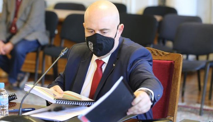 С вчерашното изслушване на Гешев всъщност беше потвърден политическият договор за ненападение между главния прокурор и управляващите: всеки от тях пази гърба на другия С вчерашното изслушване на Гешев всъщност беше потвърден политическият договор за ненападение между главния прокурор и управляващите: всеки от тях пази гърба на другия