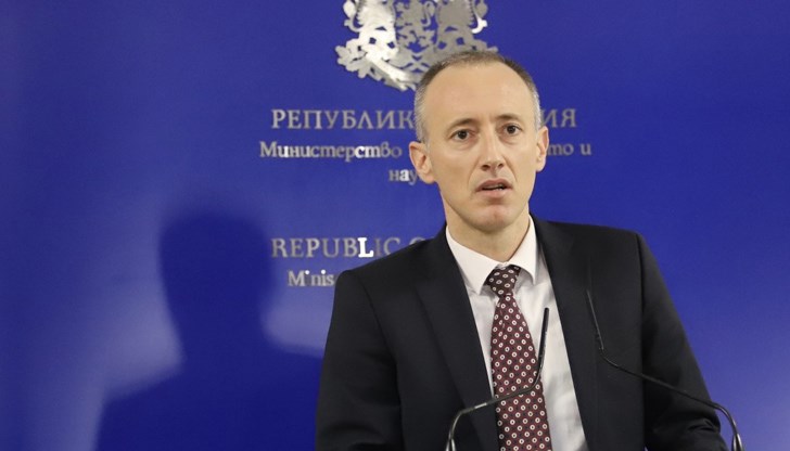 Трябва да се работи обаче и за повишаване на най- ниските заплати в сферата на висшето образование