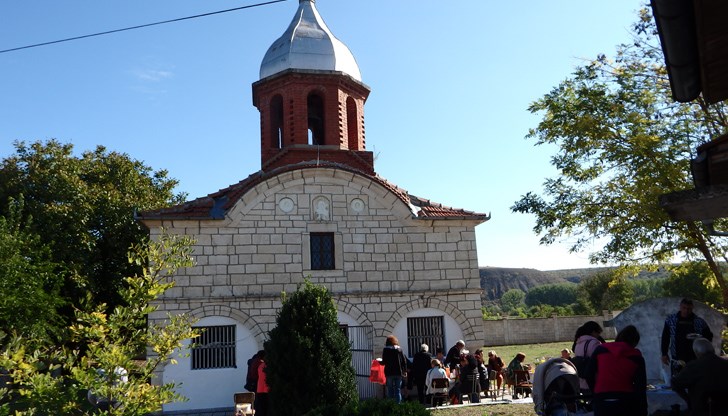 Църквата „Света Петка“ е построена в селото през 1878 г.