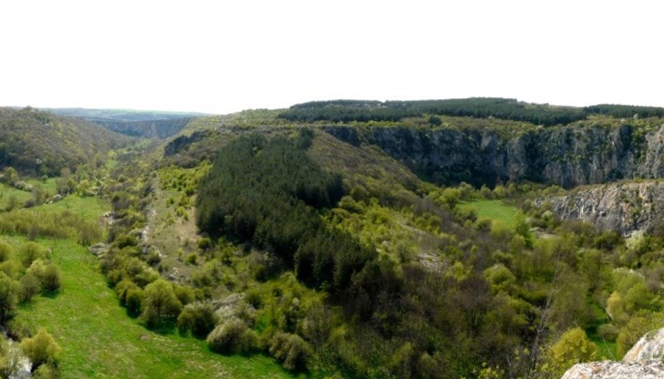 Туристическият маршрут Кошов – Иваново покрай река Черни Лом пък е показателен пример за занемарена екопътека в Русенска област Туристическият маршрут Кошов – Иваново покрай река Черни Лом пък е показателен пример за занемарена екопътека в Русенска област