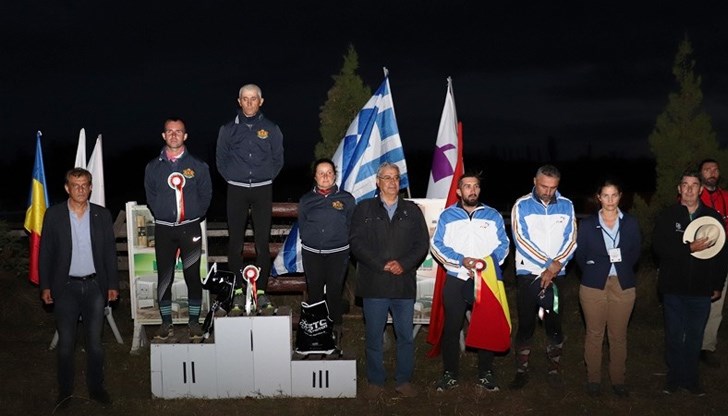 В надпреварата, която за първи път се провежда в Русе, участват 30 състезатели с 35 коне от Гърция, Румъния, Турция, България, както и една състезателка от САЩ В надпреварата, която за първи път се провежда в Русе, участват 30 състезатели с 35 коне от Гърция, Румъния, Турция, България, както и една състезателка от САЩ