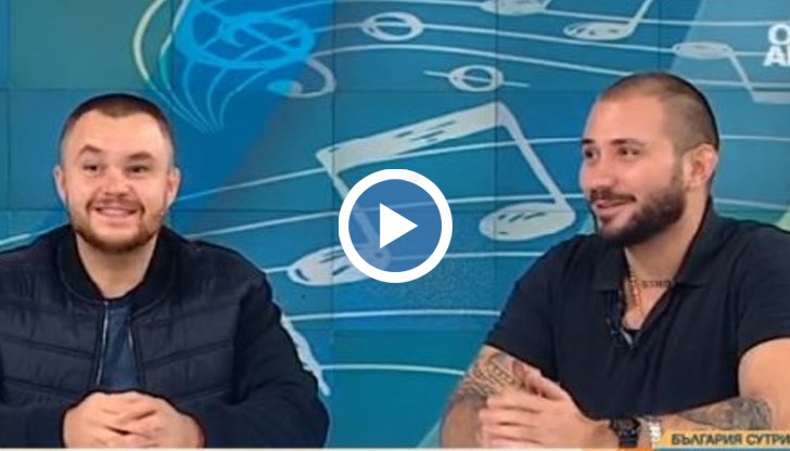 Билян Моллов,  Billy Hlapeto, е роден в Русе, където завършва Професионалната гимназия по механотехника