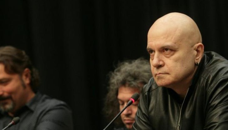 "Господин министър-председател, аз също не ви харесвам, даже направо не мога да ви понасям, обаче приемам, че след като сте министър-председател, трябва да спазвам законите и правилата в тази държава, защото това ме прави отговорен гражданин на България", допълва Слави Трифонов