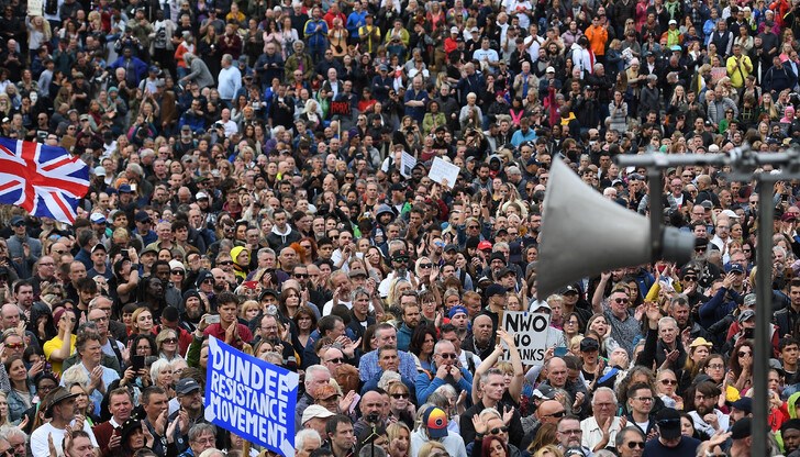 Хиляди хора се включиха в шествие по улиците на столицата. Те поеха от Хайд парк, като скандираха лозунги срещу задължителното носене на маска и определиха въведените мерки като тирания и държавен контрол