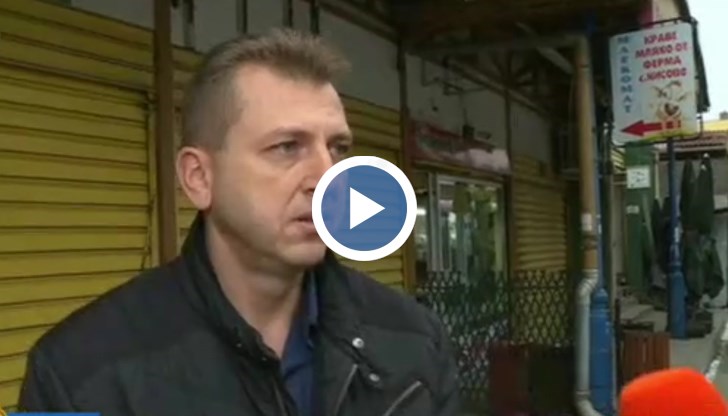 Управителят на „Общински пазари“ ЕООД Кунчо Кунчев обясни пред камерата, че освен еднопосочното движение, всички продавачи са с маски