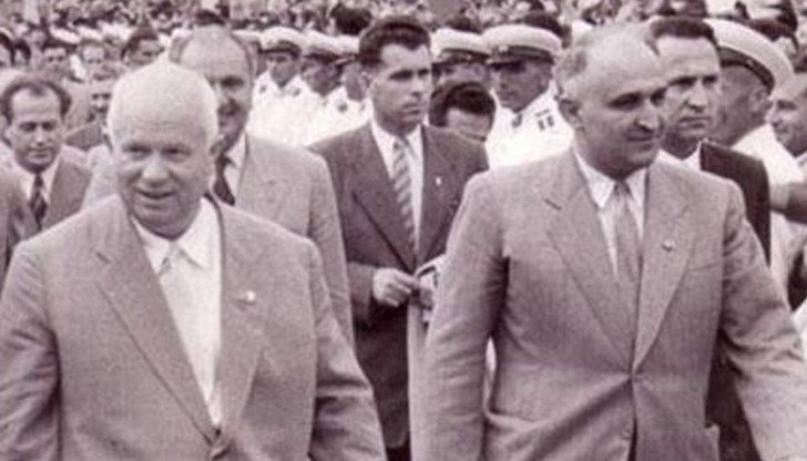 На 25 октомври се слага точка на Карибската криза, по време на която светът се разминава на косъм от ядрена война