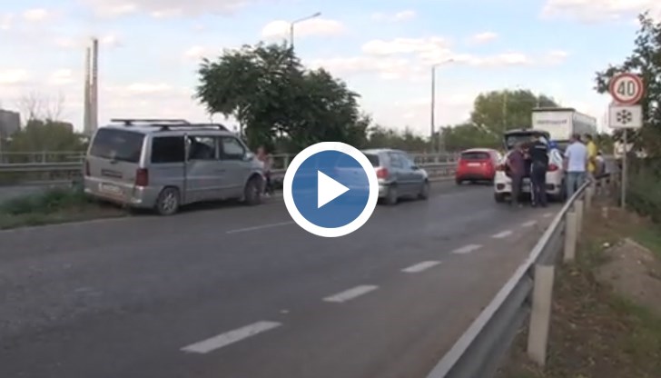 Удар между две коли и камион доведе до задръстване към Дунав мост