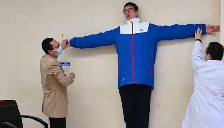 Рен е толкова висок, че вкъщи родителите му се принудили да направят мебели по поръчка