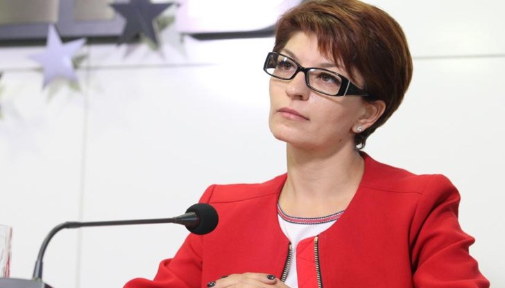 Най-интересното е, каква ли застреляна конституция може да бъде сътворена от женици като Десито Атанасова