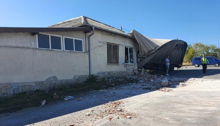 Нанесени са сериозни материални щети по сградата.   Все още няма информация за пострадали при инцидента