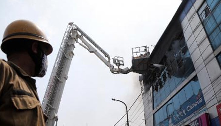 Двамата пострадали били общи работници и не познавали добре товарната дейност. Те се качили неправомерно на камиона и направлявали товара с голи ръце Двамата пострадали били общи работници и не познавали добре товарната дейност. Те се качили неправомерно на камиона и направлявали товара с голи ръце