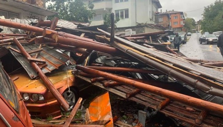 Вятърът е съборил леки конструкции, има паднали дървета и керемиди. Някои от покривите са с изкъртени ламарини. Регистрирани са и други материални щети Вятърът е съборил леки конструкции, има паднали дървета и керемиди. Някои от покривите са с изкъртени ламарини. Регистрирани са и други материални щети