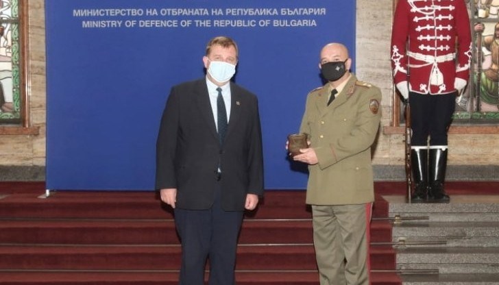 По традиция в навечерието на 1 ноември Министерството на отбраната награждава не само хора, свързани с армията, но и учени и общественици, които имат заслуга за събуждането на българската нация