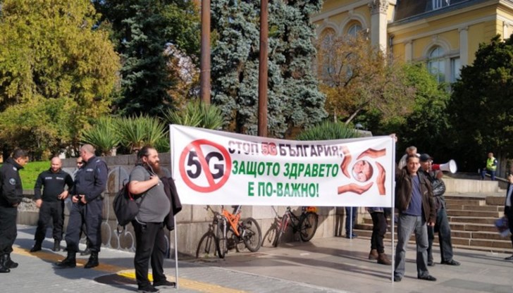 Отправят предупрежденията си към управляващите и минувачите чрез мегафон Отправят предупрежденията си към управляващите и минувачите чрез мегафон