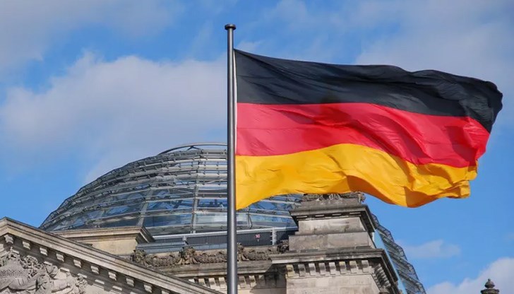 За всички, които пристигат в Германия от и през последните 14 дни са имали престой в „рискова област“, е в сила задължително изискване за тест за коронавирус. Той може да бъде направен и извън Германия, но в рамките на 48 часа преди влизане на германска територия За всички, които пристигат в Германия от и през последните 14 дни са имали престой в „рискова област“, е в сила задължително изискване за тест за коронавирус. Той може да бъде направен и извън Германия, но в рамките на 48 часа преди влизане на германска територия