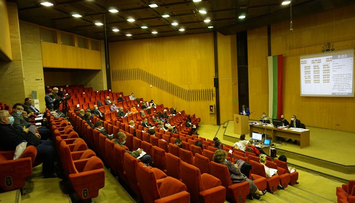 Най-важната точка в Дневния ред на днешното заседание – за градоустройствения план на Община Русе, по предложение на г-н Рашев, се отложи за след обедната почивка, която традиционно се обявява в 13:00 часа