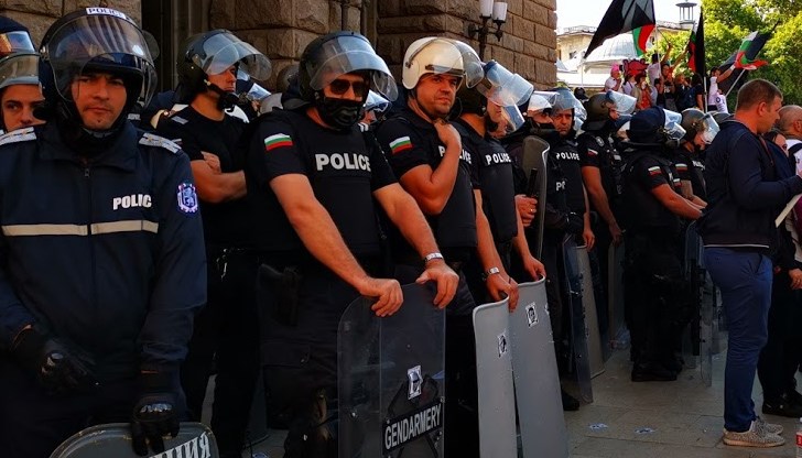 От Синдиката на МВР посочват, че ако не бъдат удовлетворени исканията на униформените, се предвижда голям национален протест в София
