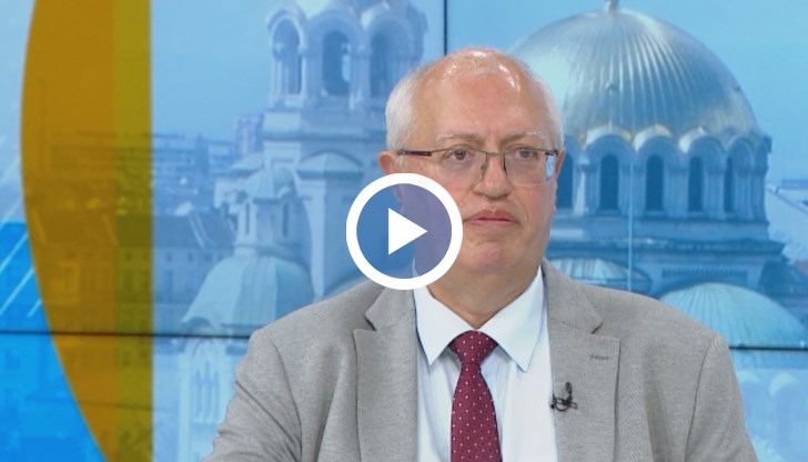 Според лекаря точно сега се задават традиционните грипни щамове, които не се знаят как ще се съчетаят с коронавирусната инфекция