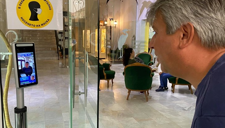 При нормална телесна температура се чува: „Може да влезете!“. При установяване на температура над 37 градуса, екранът свети в червено и се получава отказ за достъп При нормална телесна температура се чува: „Може да влезете!“. При установяване на температура над 37 градуса, екранът свети в червено и се получава отказ за достъп