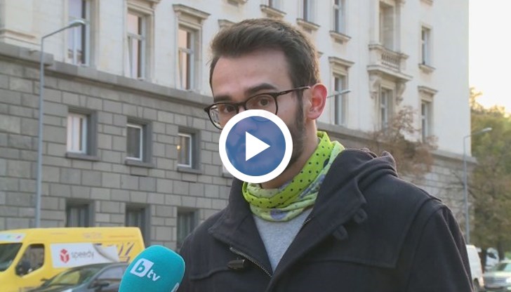 Вчера Константин Ангелов хвърли по Иван Гешев бутафорни банкноти евро с лика на министър-председателя и незабавно беше изведен от залата