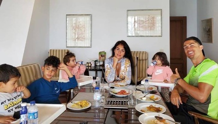 Крадецът е влязъл през вратата на гаража, която е била оставена отворена от служител по поддръжката на 7-етажната къща Крадецът е влязъл през вратата на гаража, която е била оставена отворена от служител по поддръжката на 7-етажната къща