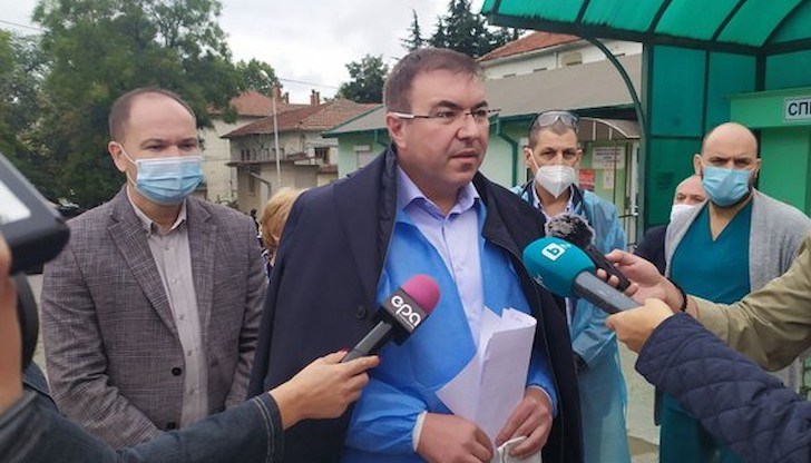 На място са загинали трима мъже (на 59 г., 53 г. и 70 г.). В МБАЛ „Св. Пантелеймон“ са транспортирани 16 души, от които 11 (9 жени и 2 мъже) са хоспитализирани в лечебното заведение