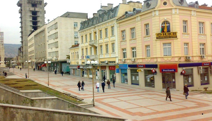 Според местния бизнесмен Кемал Ешрефоглу в шуменските училища трябва задължително да се изучава турски език, защото градът бил наполовина турски