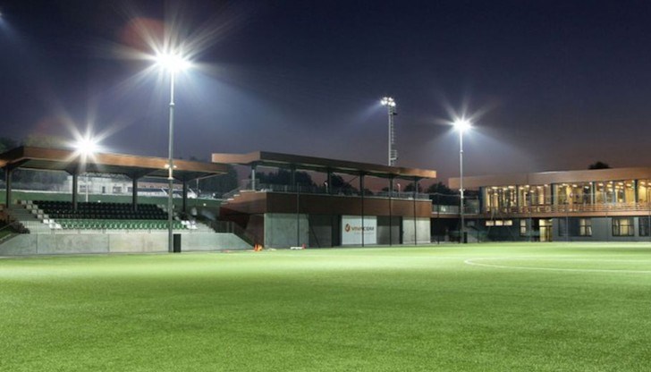 Става дума за същите прожектори, монтирани от прословутата фирма „Тарктур“. Едното захранващо табло вече изгоря, та беше подменено Става дума за същите прожектори, монтирани от прословутата фирма „Тарктур“. Едното захранващо табло вече изгоря, та беше подменено