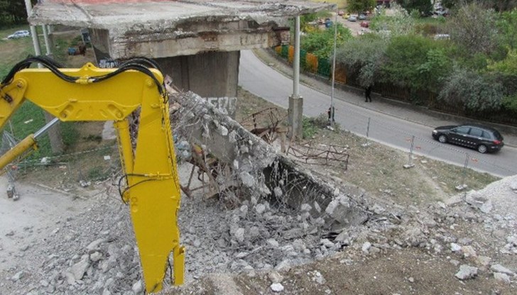 Мостът в новия си вид трябва да е готов в края на януари, но при тежка зима срокът за работа по него може да се удължи