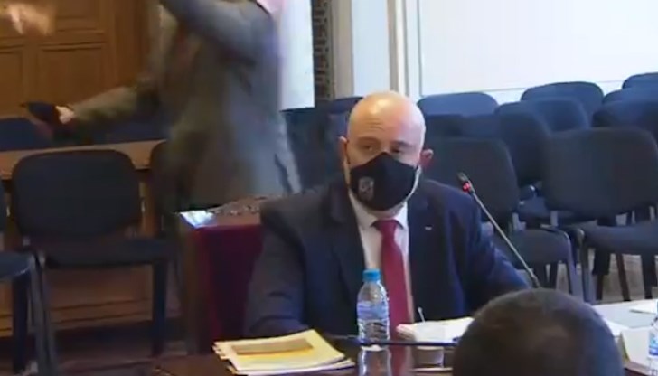 Още не е ясно кой е журналистът, дръзнал публично да унижи Гешев, но задал най-важните въпроси