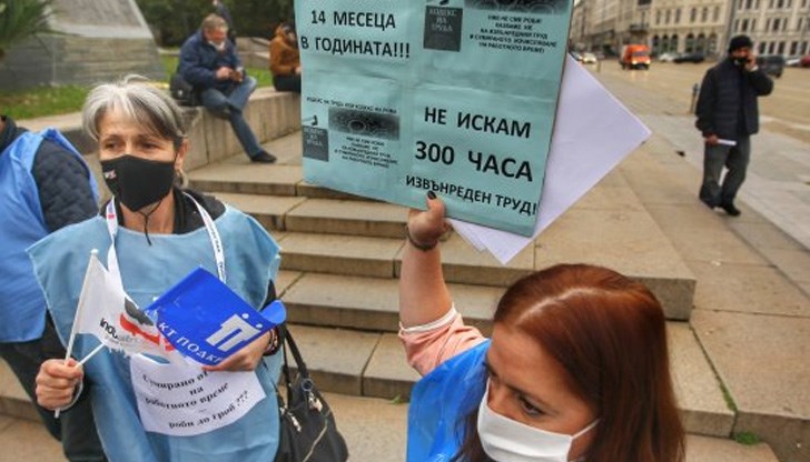 Протестиращите блокираха движението по столичния булевард "Александър Батенберг" с възгласи "Не на робството" Протестиращите блокираха движението по столичния булевард "Александър Батенберг" с възгласи "Не на робството"