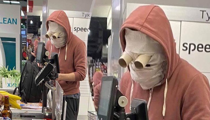 Снимка на млад мъж, опакован в тоалетна хартия Снимка на млад мъж, опакован в тоалетна хартия