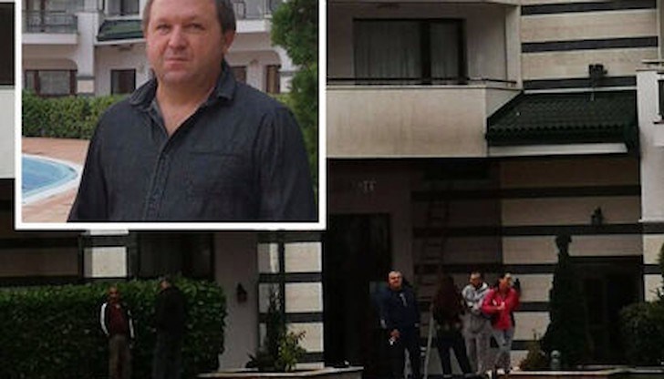 До идването на пожарната той е успял да ограничи пламъците, но димът, който се е вдигал, бил непоносим и в подобна обстановка малцина са тези, които биха издържали без дихателен апарат До идването на пожарната той е успял да ограничи пламъците, но димът, който се е вдигал, бил непоносим и в подобна обстановка малцина са тези, които биха издържали без дихателен апарат