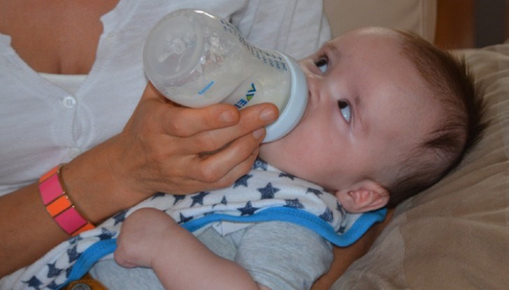 Микропластмаса може да попглъщат бебетата от бутилките