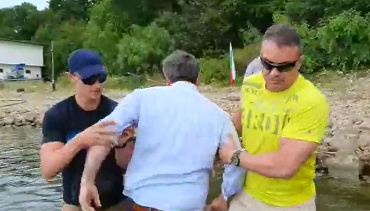Те си позволиха да изблъскат от държавния бряг съпредседателя на "Демократична България" Христо Иванов Те си позволиха да изблъскат от държавния бряг съпредседателя на "Демократична България" Христо Иванов