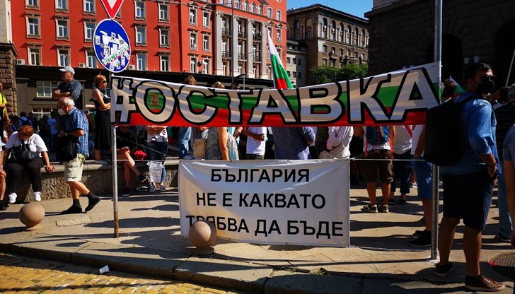 Но ще има ли достатъчно храбри и с въображение политици от широката и разнородна опозиция, които да направят стъпката към отместване настрани на старите омрази и недоверия и към началото на разговор за българското общество?