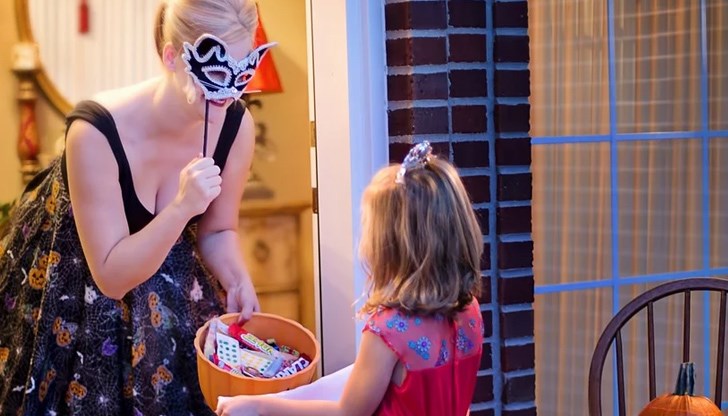 Обикалянето по къщите за лакомства на Хелоуин ще бъде забранено в районите в Англия, където има най-строги ограничителни мерки срещу COVID-19